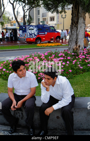 Lima Peru,Santa Ana,Avenida Canaval y Moreyra,distretto bancario,parco pubblico,plaza,uomo ispanico uomini maschio adulti,abbigliamento giovane,lavoratore,lavoratori,pausa,o Foto Stock