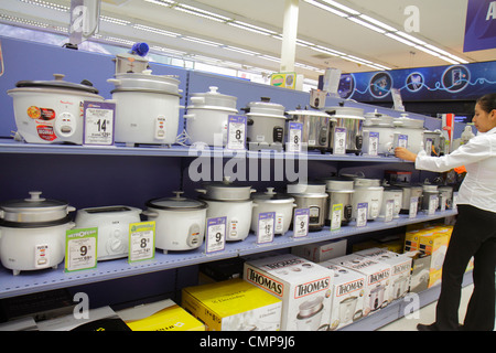 Lima Perù,Santa Ana,Avenida Canaval y Moreyra,shopping shopping shopping negozi di vendita di mercato, negozi di negozi di affari, metro, negozio di alimentari, Foto Stock