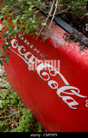 Vintage Coca-Cola refrigeratore utilizzato come piantatrice fotografato in Gruene, Texas. Foto Stock