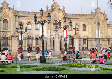 Lima Peru,Plaza de Armas,Palacio de Gobierno,Palazzo del Governo,edificio del Governo,neo barocco,architettura esterna,cancello,piazza pubblica,parco,H Foto Stock