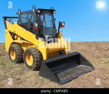 Il giallo carrello con un raschietto per sollevare il carico. Foto Stock