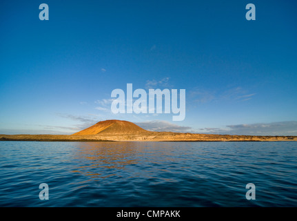 La Graciosa island con il sole di mattina guardando verso Montaña Clara e Playa Francesa Isole Canarie Spagna Foto Stock