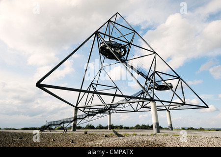 Das Tetraeder, Grandi tetrahedron scultura con piattaforme di visualizzazione su vecchie miniere di carbone heap bottino a Bottrop, Valle della Ruhr, Germania Foto Stock