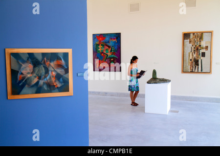 Lima Peru,Barranco,Avenida Miguel Grau,Museo de Arte Contemporaneo,museo d'arte contemporanea,donne ispaniche,galleria,pittura,scultura,exhi Foto Stock