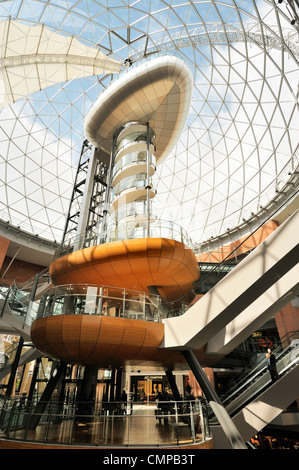 Victoria Square Shopping Centre, Belfast, Irlanda del Nord. Ascensore, le scale e le piattaforme di visualizzazione dell'atrio centrale Foto Stock