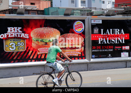 Lima Perù,Miraflores,Avenida Armendariz,strada scena,ispanico Latino latino immigranti etnico minoranza immigrati,uomo uomini maschio adulti,bicicletta,bicy Foto Stock
