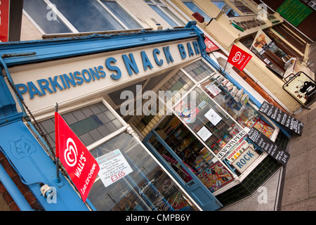 Regno Unito, Inghilterra, Lincolnshire, Cleethorpes, Kingsway, anteriore di morbo di Parkinson snack bar Foto Stock