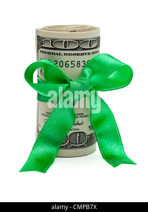 Una borra di noi banconote da cento dollari avvolto in un nastro di verde con un regalo bow attaccato. Foto Stock