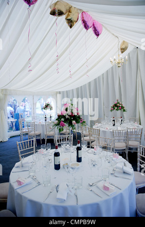 La prima colazione di nozze tavoli reception con candele, regali, favori e decorazioni per la sposa e lo sposo con il nome di posizionare le schede Foto Stock