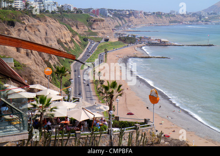 Lima Peru,Miraflores,Malecon de la Reserva,Larcomar,shopping shopper shoppers negozio negozi mercato di acquisto vendere, negozio al dettaglio mercantile Foto Stock