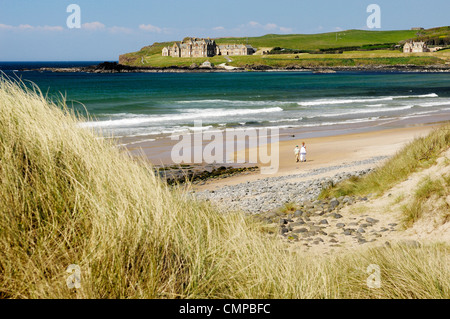 Donna e bambino camminando sul filamento Runkerry visto dal sentiero Runkerry, Portballintrae vicino a Bushmills , Irlanda del Nord Foto Stock