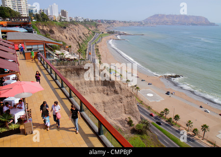 Lima Perù, Miraflores, Malecon de la Reserva, Larcomar, shopping shopper shopping negozi di negozi di mercato donne che lavorano negozi di negozi al dettaglio business, centro, Paci Foto Stock
