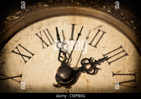 Orologio antico su sfondo grunge Foto Stock