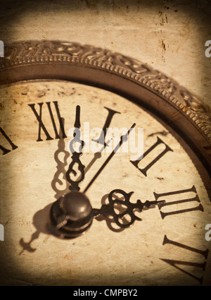 Orologio Vintage su sfondo grunge Foto Stock