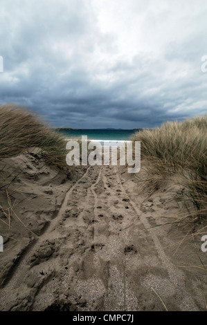 Sandy sentiero di sabbia via filo che conduce alla spiaggia di renvyle tempestose nuvole grigio giorno connemara Irlanda Foto Stock