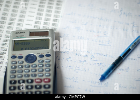 Ingegneria matematica studi con libri e le equazioni, disegno di macchina, una vibrazione meccanica Foto Stock