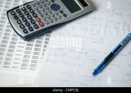 Ingegneria matematica studi con libri e le equazioni, disegno di macchina, una vibrazione meccanica Foto Stock