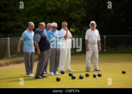 Regno Unito Galles, Swansea, Cwmdonkin park, bowling green, uomini gioco delle bocce guardando il martinetto Foto Stock