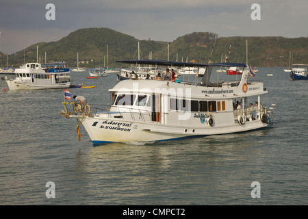 Una barca di immersione in Chalong Bay, Phuket, Tailandia Foto Stock