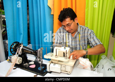 Lima Perù,Barranco,Unione di Jiron,Unione di Mercado,mercato,mercato,uomini ispanici maschi adulti adulti,commercio,lavoratori di lavoro lavoratori,personale dipendente,ta Foto Stock