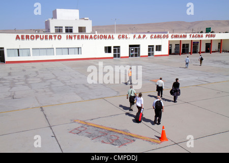 Tacna Peru,Aeropuerto Internacional Carlos Ciriani,aeroporto,aviazione,terminal building,LAN volo da Lima,arrivo,tarmac,uomo ispanico uomini maschio,donna Foto Stock