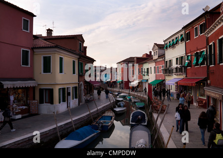 Canal attraverso il mezzo della foto con edifici dipinti su ciascun lato Foto Stock