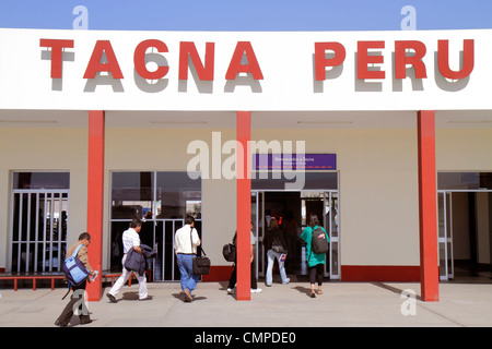 Tacna Peru,Aeropuerto Internacional Carlos Ciriani,aeroporto,aviazione,terminal building,LAN volo da Lima,arrivo,tarmac,uomo ispanico uomini maschio,donna Foto Stock