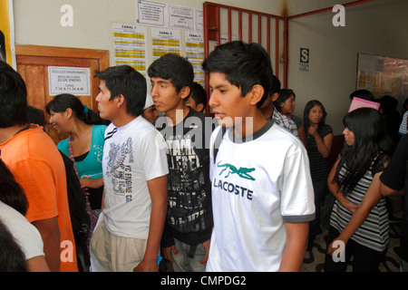 Tacna Peru,Calle Hipólito Unanue,cima Academia PreUniversitaria,scuola di preparazione universitaria,istruzione secondaria,studenti ragazzi ispanici,m Foto Stock