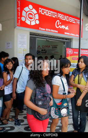 Tacna Peru,Calle Hipólito Unanue,cima Academia PreUniversitaria,scuola di preparazione universitaria,istruzione secondaria,studenti ispanici ragazze Foto Stock