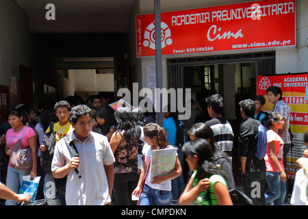 Tacna Peru,Calle Hipólito Unanue,cima Academia PreUniversitaria,scuola di preparazione universitaria,istruzione secondaria,studenti istruzione allievo cuccioli Foto Stock