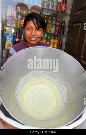 Tacna Peru,Calle San Martin,ispanico Latino etnia immigrati minoritari, adulti adulti donna donne donna donna donna donna donna donna, giovane,mestizo,grande metallo Foto Stock