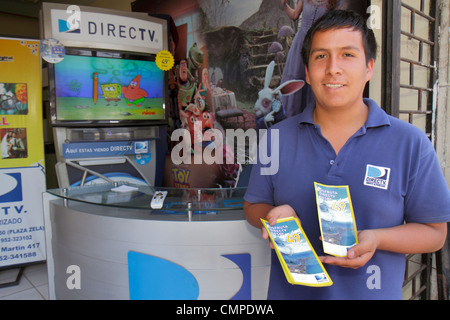 Tacna Peru,Calle San Martin,DIRECTV,Direct TV,satellite televisione provider,azienda,ispanico uomo etnico uomini maschio adulti,giovane,agente di vendita,worki Foto Stock