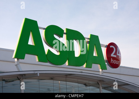 Segno esterno supermercato Asda che apre 24 ore al giorno Foto Stock