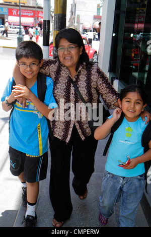 Tacna Peru,Calle Hipólito Unanue,strada,marciapiede,donne ispaniche etniche,ragazzi,maschio,ragazze ragazze,femmina bambini nonna,fratello, Foto Stock