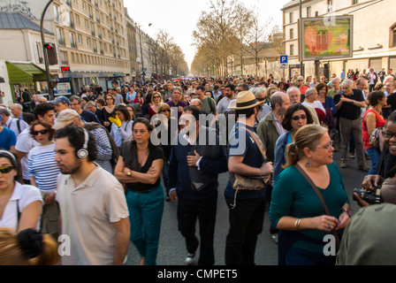 Parigi, grande folla triste, Rally che protestano contro il razzismo e l'antisemitismo, marcia silenziosa in memoria dei recenti attentati terroristici in Francia, DONNE IN FOLLA, Comunità ebraica europa Foto Stock