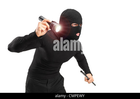 Un rapinatore con maschera di rapina tenendo una torcia e il pezzo di tubo isolato su sfondo bianco Foto Stock