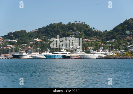 Una vista attraverso il porto di San Giorgio, Grenada Foto Stock