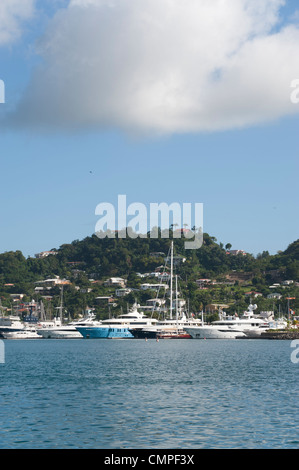 Una vista attraverso il porto di San Giorgio, Grenada Foto Stock