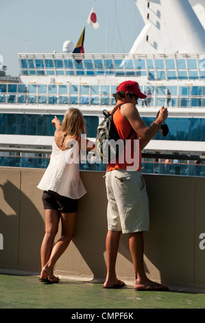 Il turista giovane a Miraflores Locks centro visitatori. Canale di Panama Foto Stock