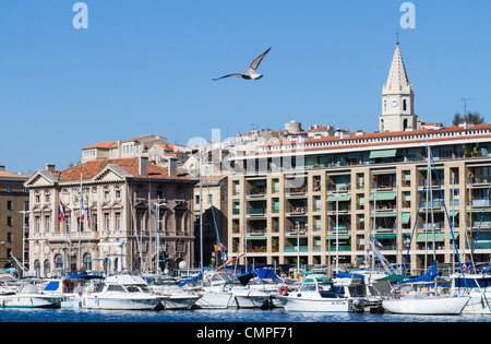 Il porto storico "Vieux Port" di Marsiglia. Vista del Municipio Foto Stock