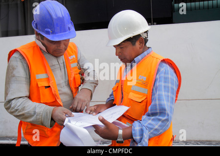 Tacna Peru,Avenida 2 de Mayo,Empresa Publica de Saneamiento,EPS,lavori pubblici,infrastrutture,servizi igienico-sanitari,acqua,fogna,uomo ispanico uomini maschio adulti, Foto Stock