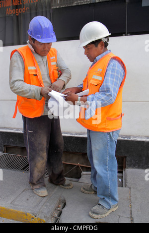 Tacna Peru,Avenida 2 de Mayo,Empresa Publica de Saneamiento,EPS,lavori pubblici,infrastrutture,servizi igienico-sanitari,acqua,fogna,uomo ispanico uomini maschio adulti, Foto Stock