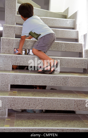 Tacna Peru,Avenida 2 de Mayo,ispanico latino latino latino latino immigranti minoranza immigranti etnici, ragazzi, maschio bambini bambini bambini bambini più giovani voi Foto Stock