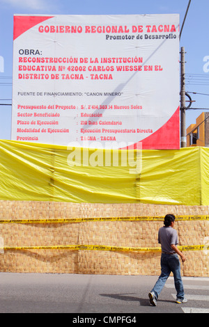 Tacna Peru,Avenida 2 de Mayo,scena stradale,sotto costruzione cantiere costruttore cantiere, recintato, tarp privato, on site Information sign,progetto governativo Foto Stock