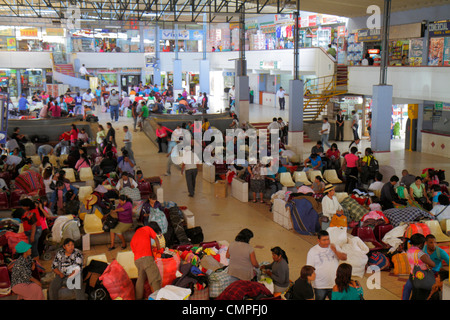 Tacna Peru,Panamericana,Pan America Highway,bus terminal,terminal,ispanico latino latino latino latino immigranti etnici immigrati minoranza,adulti uomini male Foto Stock