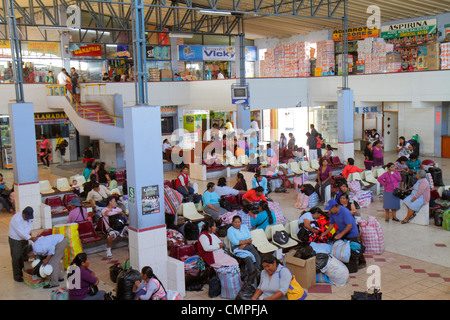 Tacna Peru,Panamericana,Pan-American Highway,terminal degli autobus,capolinea,uomo ispanico etnico uomini maschio,donna donne donne,indigene,affollato,pendolari,pendolari,pendolari Foto Stock