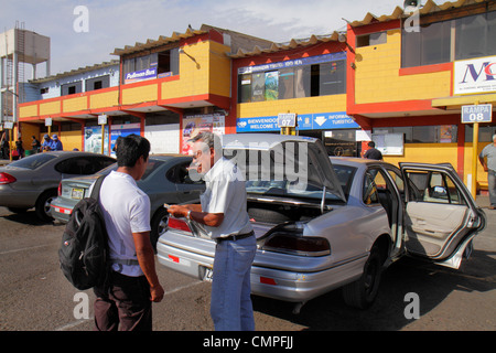 Tacna Peru,Panamericana,Pan American Highway,terminal autobus,esterno,auto collettiva,autista,trasporto,uomo ispanico uomini maschio adulti,auto,auto,auto,auto,auto Foto Stock