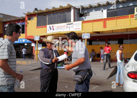 Tacna Perù, Panamericana, Pan American Highway, terminal degli autobus, esterno coordinatore trasporto terra, ispanico latino latino latino immigrato etnico im Foto Stock