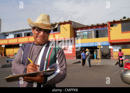 Tacna Peru, Panamericana, Pan American Highway, terminal degli autobus, esterno, coordinatore del trasporto a terra, uomo ispanico uomini maschio adulti, clibbo Foto Stock