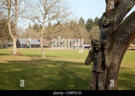 Thetford Forest Park, albero scultura e alto edificio Lodge, Thetford Forest, Norfolk, Inghilterra, Regno Unito Foto Stock